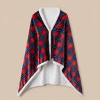Poncho polaire tartan rouge et bleu présenté à plat, entièrement déplié, montrant son motif et sa doublure.