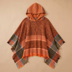 Poncho pull femme à capuche cuivre, posé à plat pour montrer son motif et ses franges.