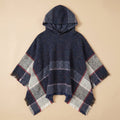 Poncho pull femme à capuche marine, présenté à plat pour montrer son motif écossais.
