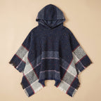 Poncho pull femme à capuche marine, présenté à plat pour montrer son motif écossais.