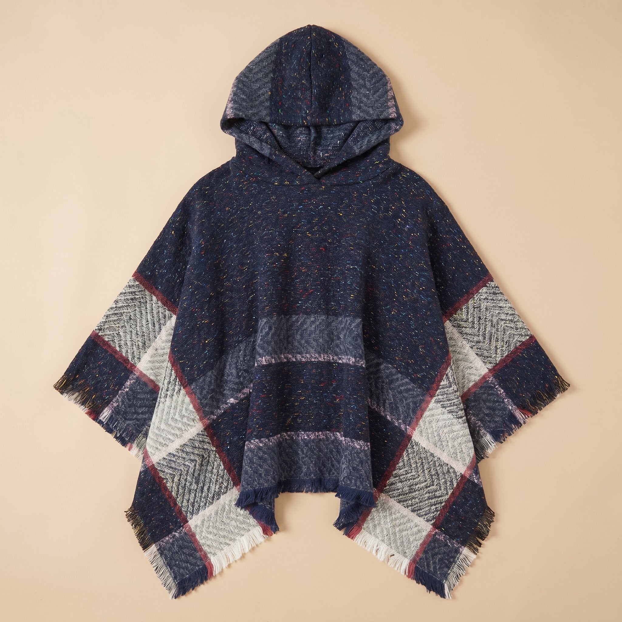 Poncho pull femme à capuche marine, présenté à plat pour montrer son motif écossais.