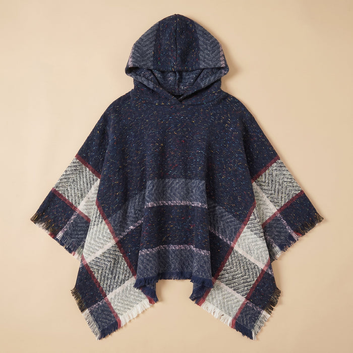 Poncho pull femme à capuche marine, présenté à plat pour montrer son motif écossais.