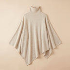Poncho pull femme beige, col roulé, vue de face sur un fond uni.