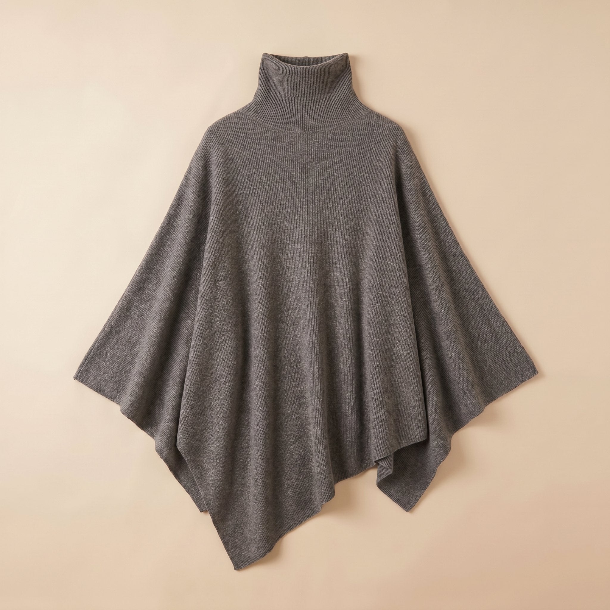 Poncho pull femme gris moyen, col roulé, photographié à plat.