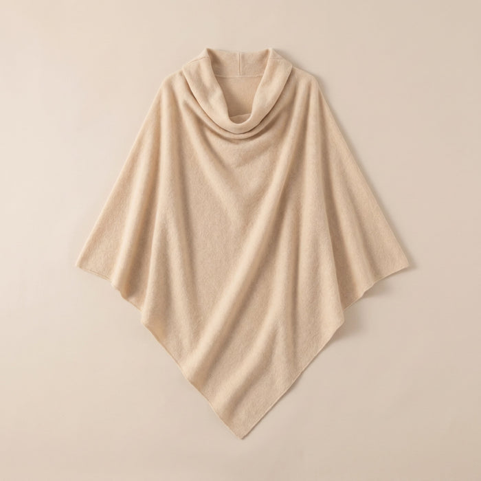 Poncho pull femme col roulé beige, présenté à plat sur un fond uni clair.