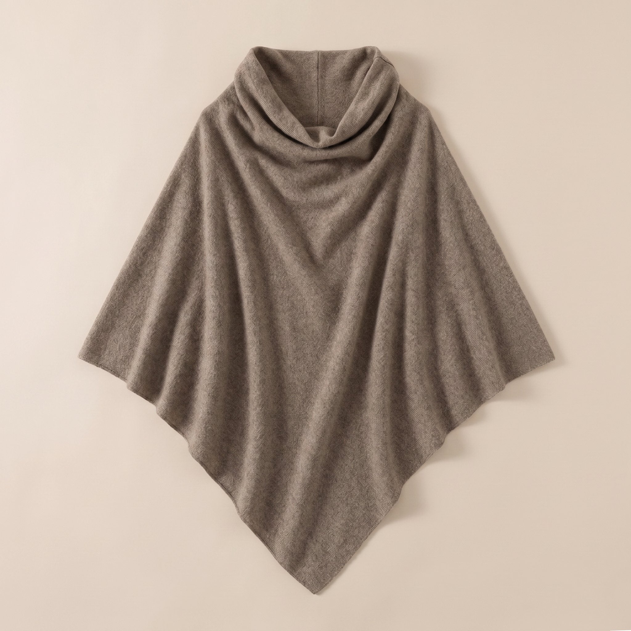 Poncho pull femme col roulé marron clair, vu de face et à plat sur un fond uni.
