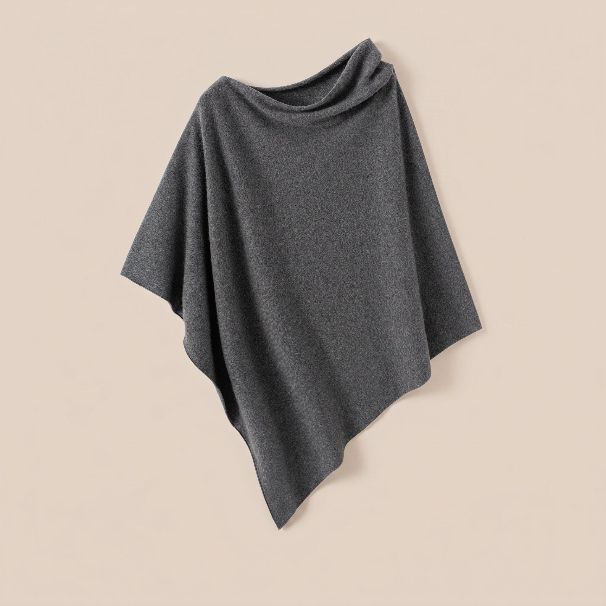 Poncho pull femme col roulé gris foncé, présenté à plat avec un léger angle.
