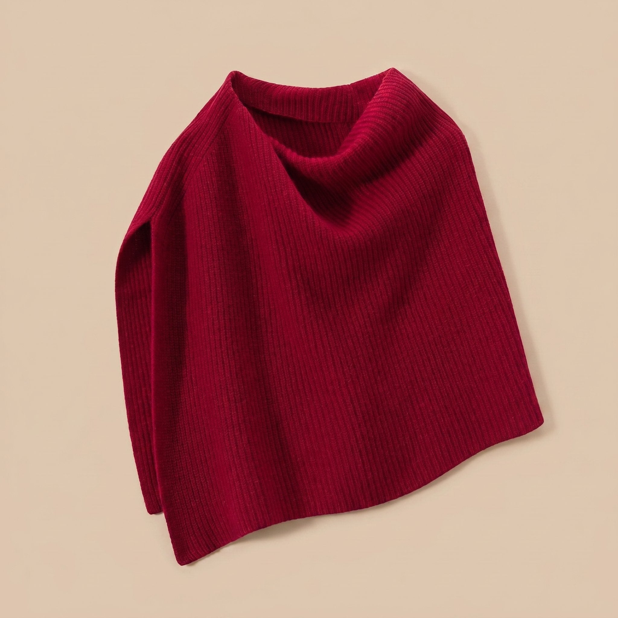 Poncho pull femme couleur framboise, présenté à plat avec son col roulé visible.