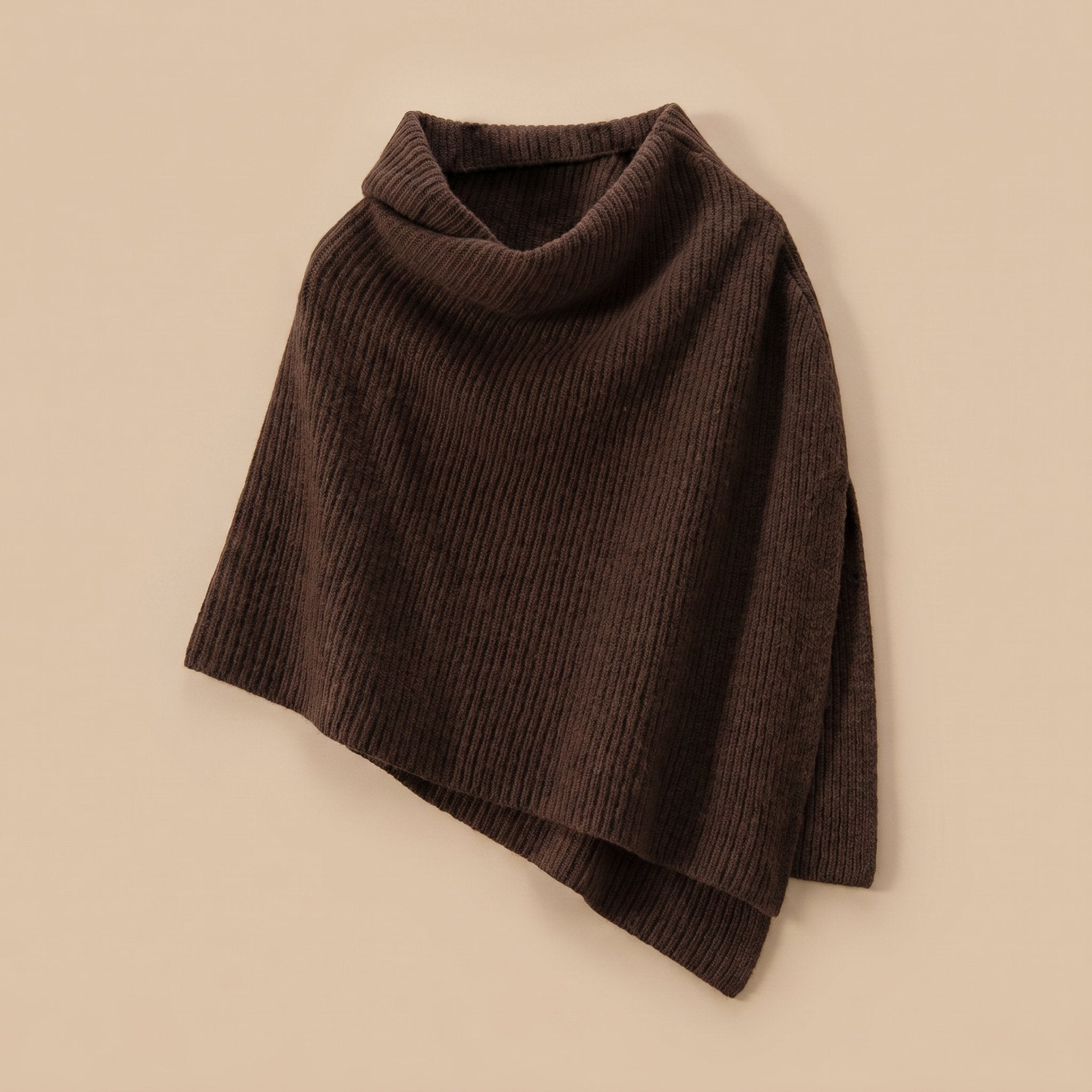 Poncho pull femme couleur marron, posé à plat, montrant la texture côtelée du tissu.