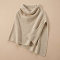 Poncho pull femme couleur beige, présenté à plat, avec le col roulé bien visible.