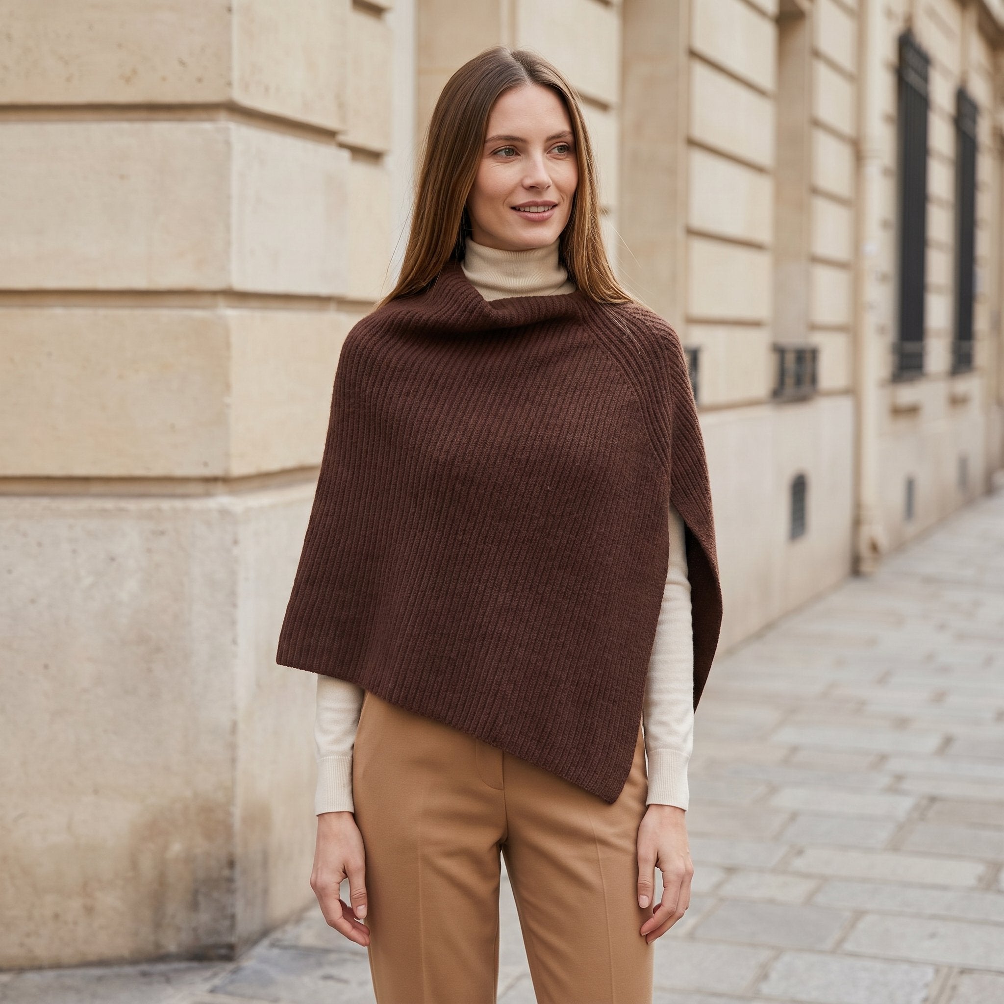 Poncho pull femme couleur marron, porté par une femme en extérieur, vue de face, à mi-corps.
