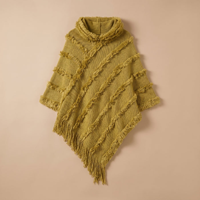 Poncho pull femme col roulé moutarde, posé à plat sur un fond beige uni.