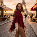 Poncho pull femme col roulé rouge, porté par une femme marchant et regardant en arrière.