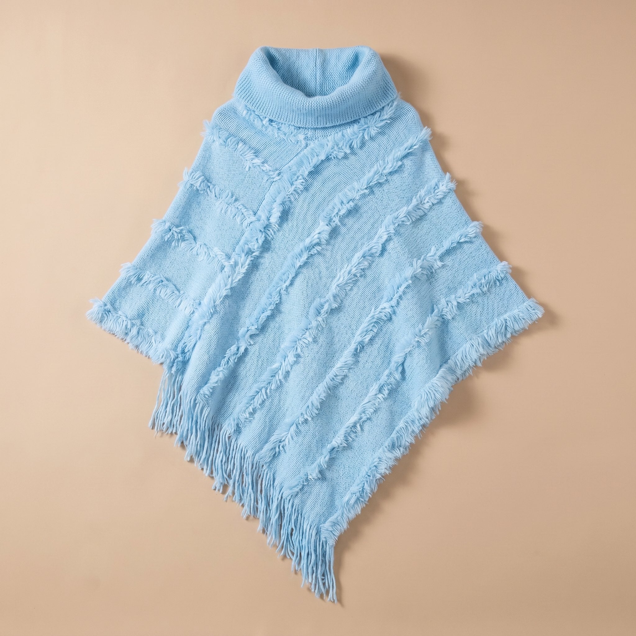 Poncho pull femme col roulé bleu clair, présenté à plat sur un fond neutre.