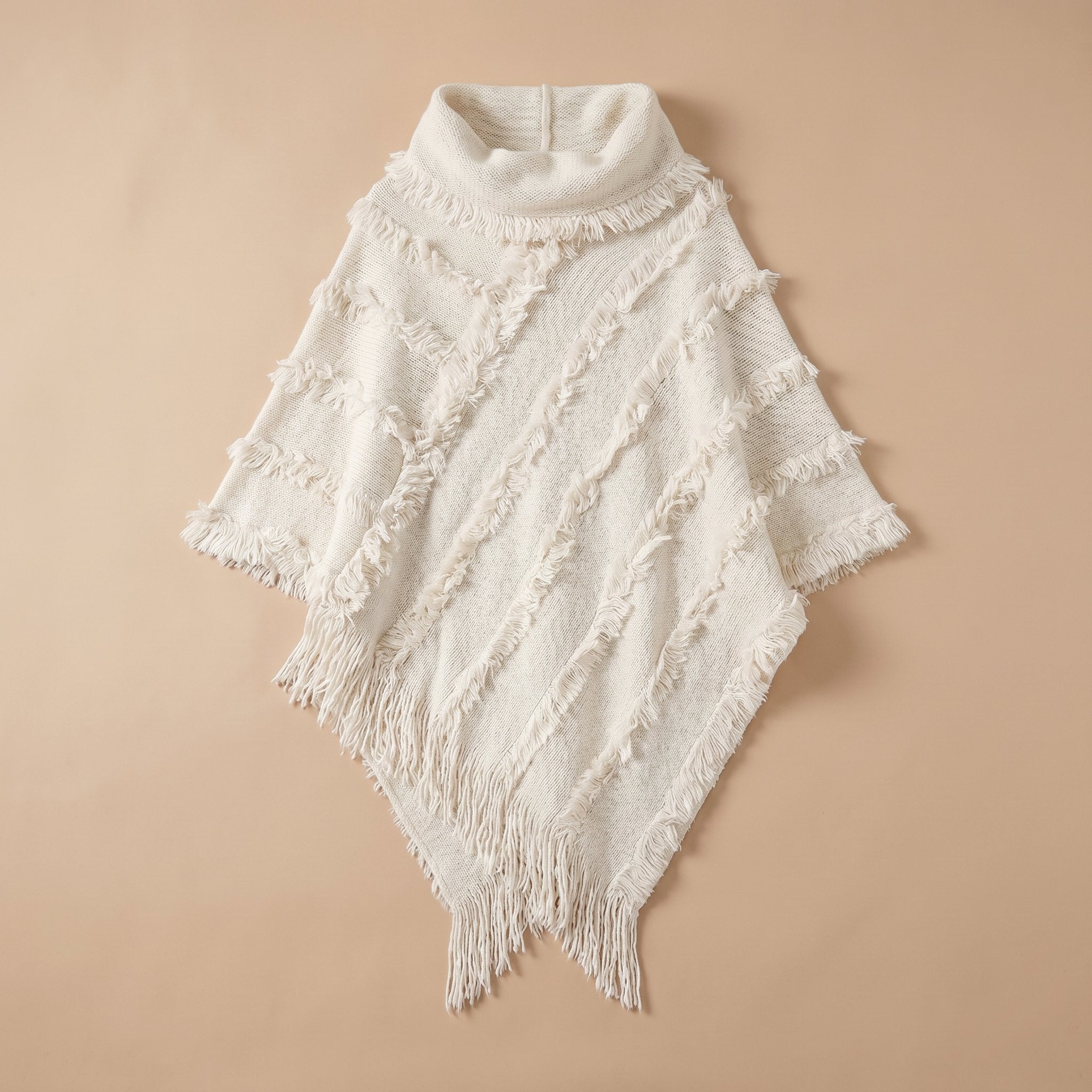 Poncho pull femme col roulé blanc cassé, étendu à plat pour montrer sa texture.