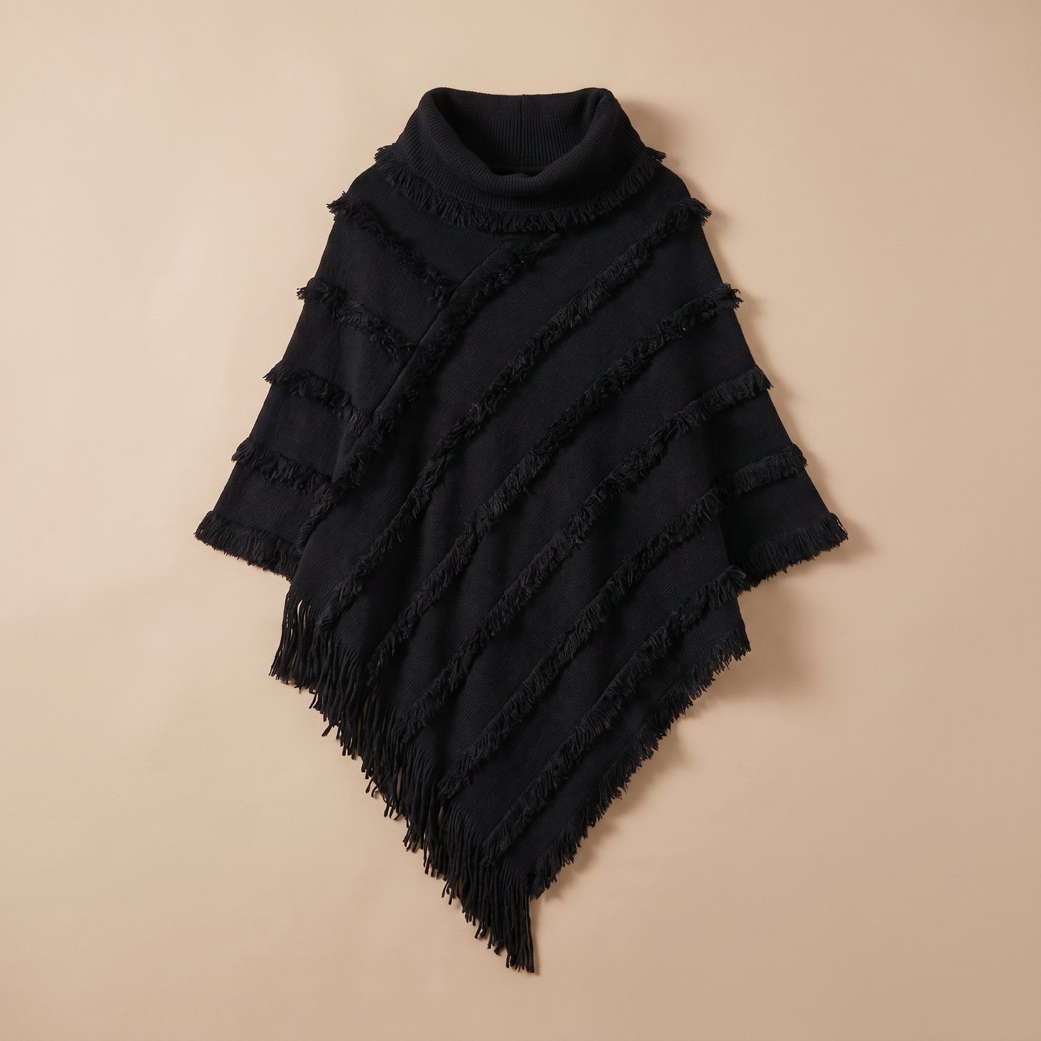 Poncho pull femme col roulé noir, présenté à plat avec un éclairage uniforme.