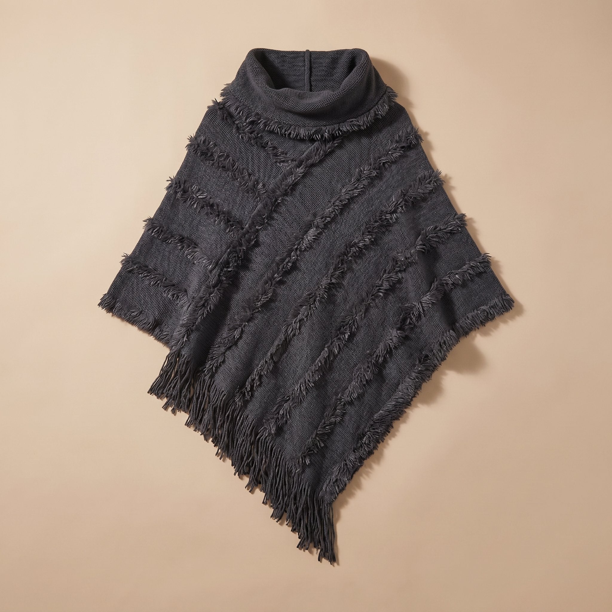 Poncho pull femme col roulé gris anthracite, étalé à plat sur un fond neutre.
