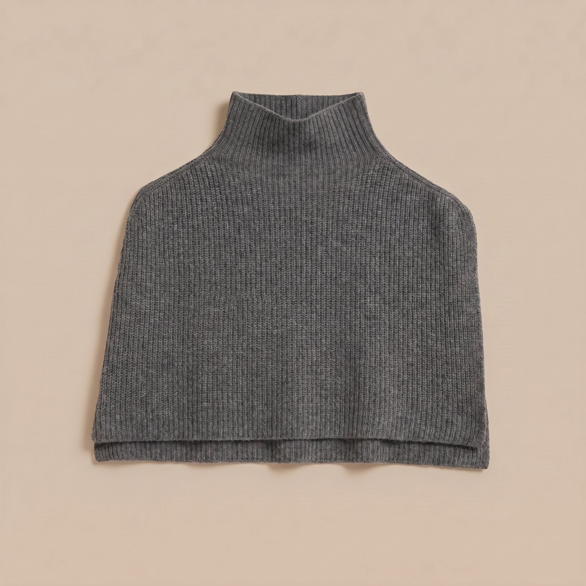 Poncho pull femme gris, col roulé, avec un focus sur la texture côtelée du tricot.
