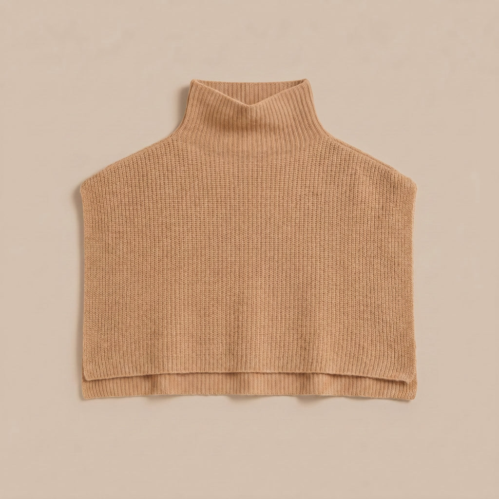 Poncho pull femme beige, col roulé, présenté à plat sur un fond uni clair.