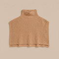 Poncho pull femme beige, col roulé, présenté à plat sur un fond uni clair.