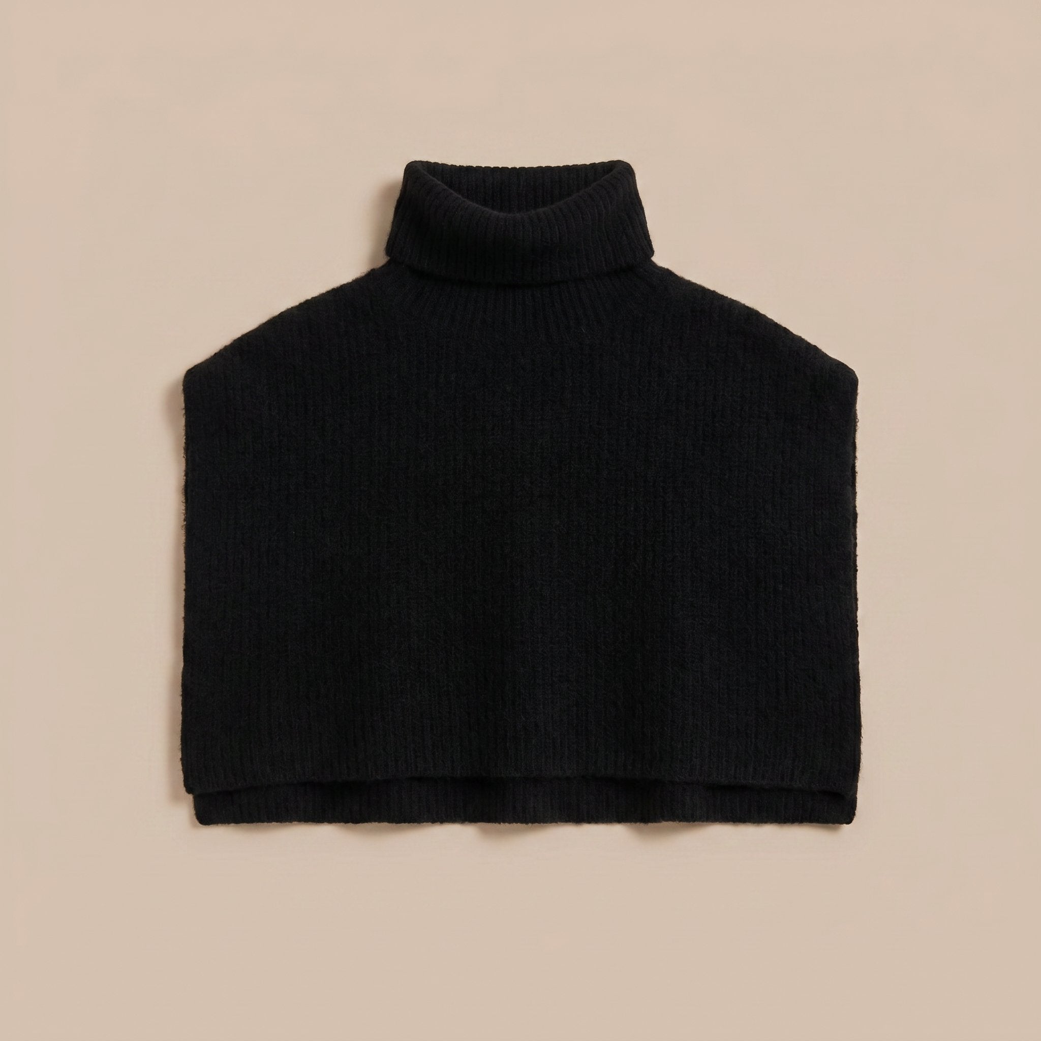 Poncho pull femme noir, col roulé, vue de face, mettant en valeur sa coupe ample.