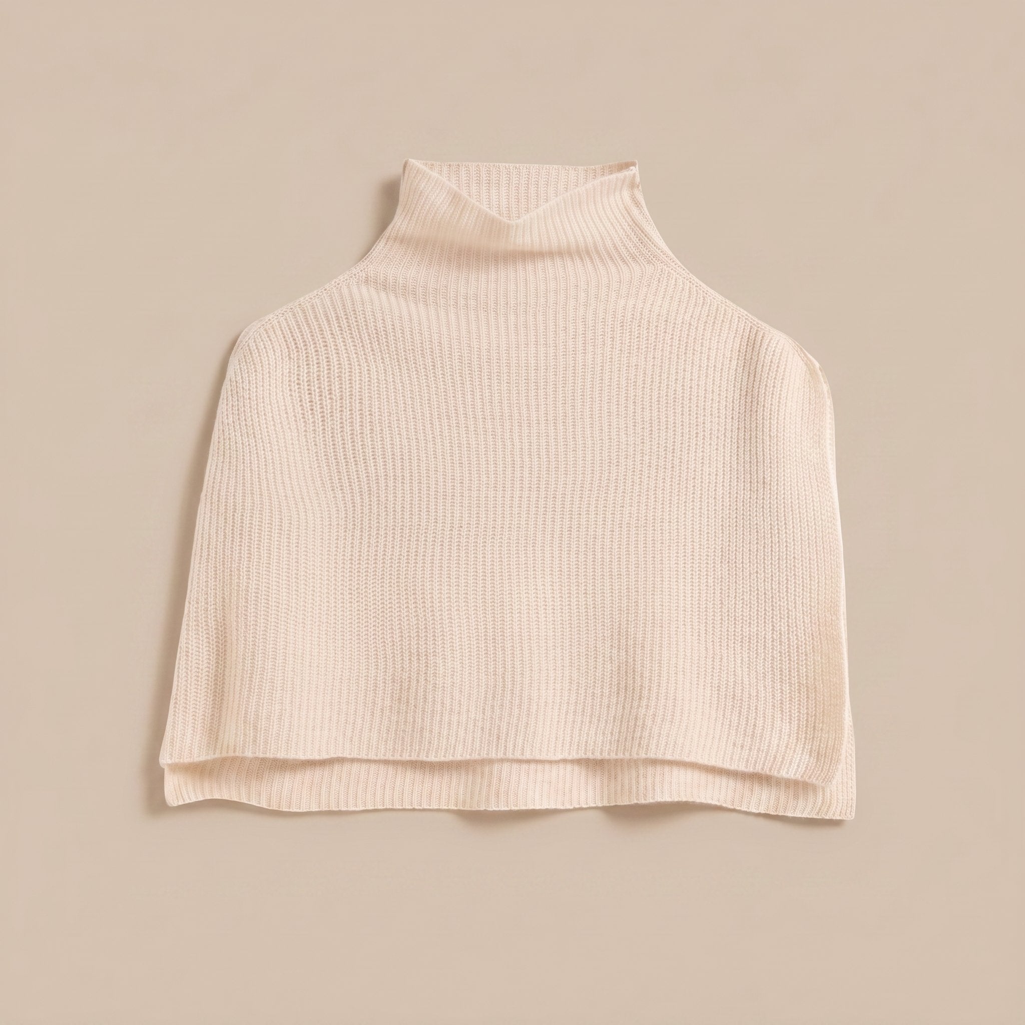 Poncho pull femme crème, col roulé, avec un léger pli sur le devant.
