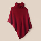 Poncho pull femme col roulé rouge, présenté à plat sur un fond uni clair.