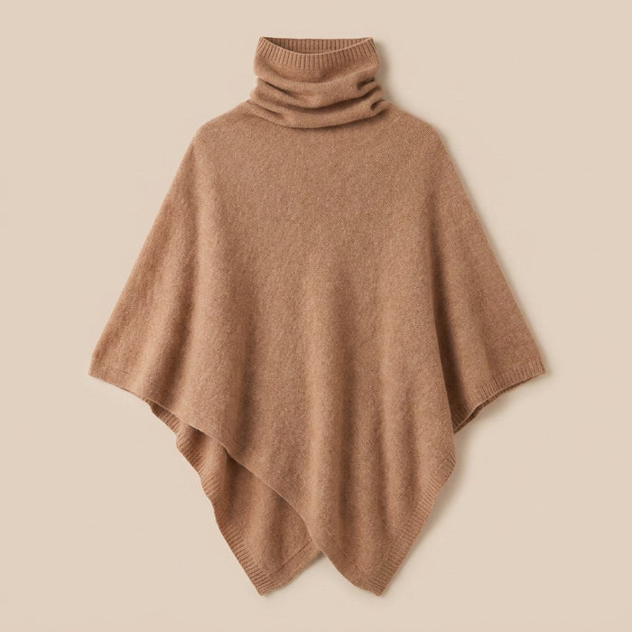 Poncho pull femme col roulé couleur sable, avec un drapé élégant et une texture douce apparente.
