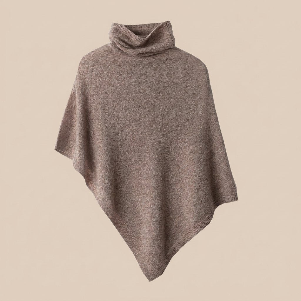 Poncho pull femme col roulé taupe, présenté de face, soulignant sa coupe asymétrique.