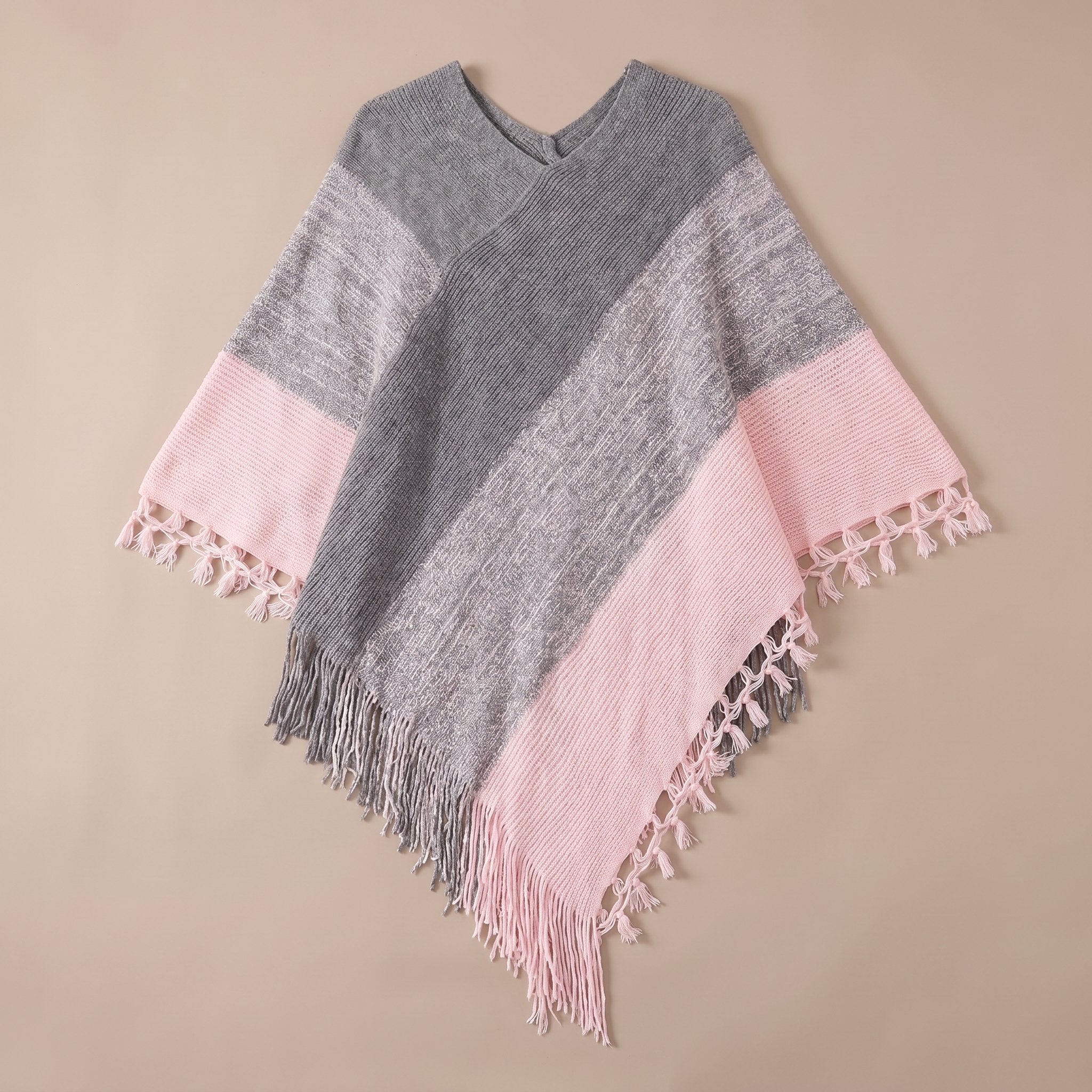 Poncho pull femme colorblock rose et gris, présenté à plat sur un fond uni clair.