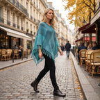 Poncho pull femme colorblock bleu et turquoise, porté par une femme marchant sur un trottoir.