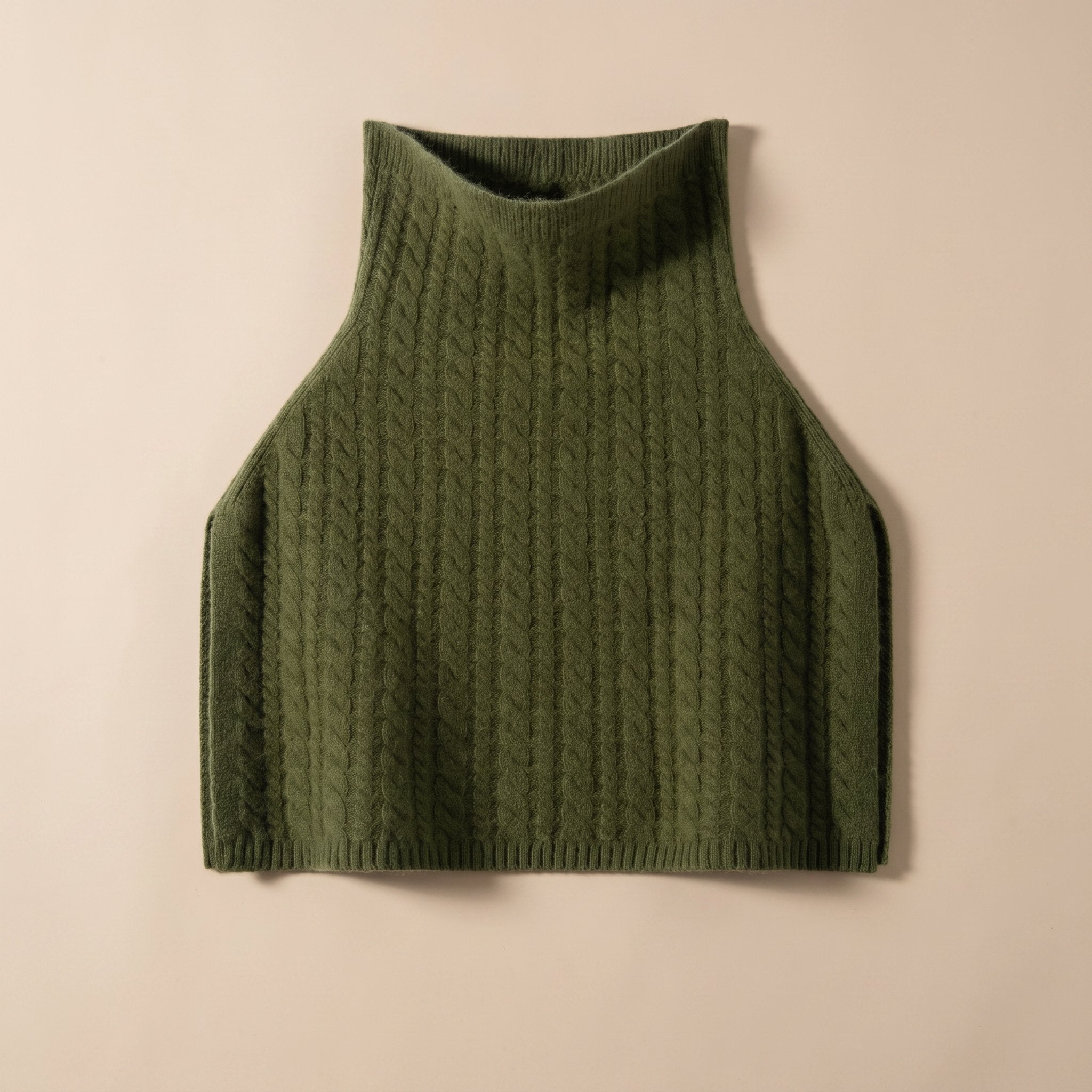 Poncho pull femme maille torsadée vert kaki, affiché à plat sur un fond neutre.