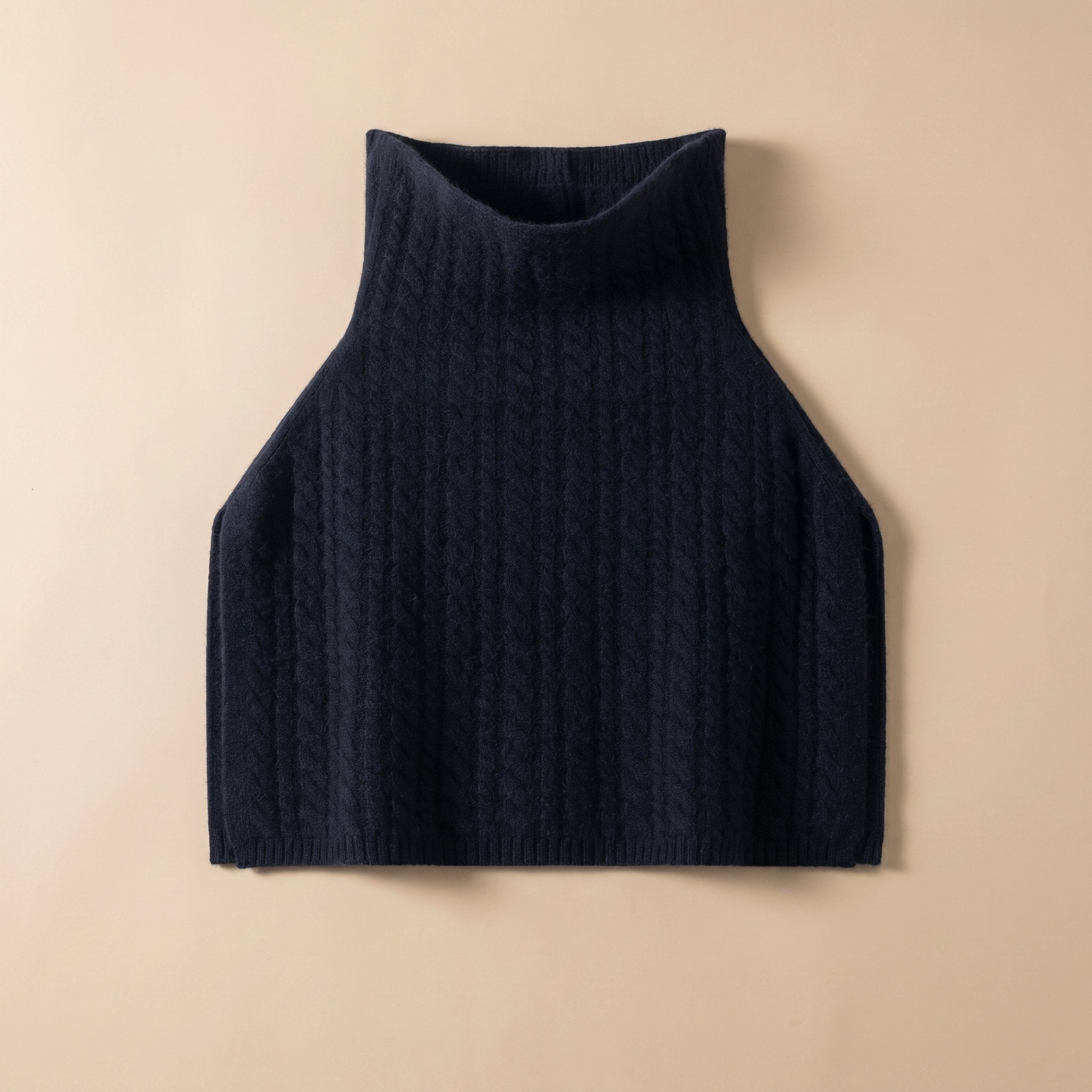 Poncho pull femme maille torsadée bleu nuit, affiché à plat avec un col montant.