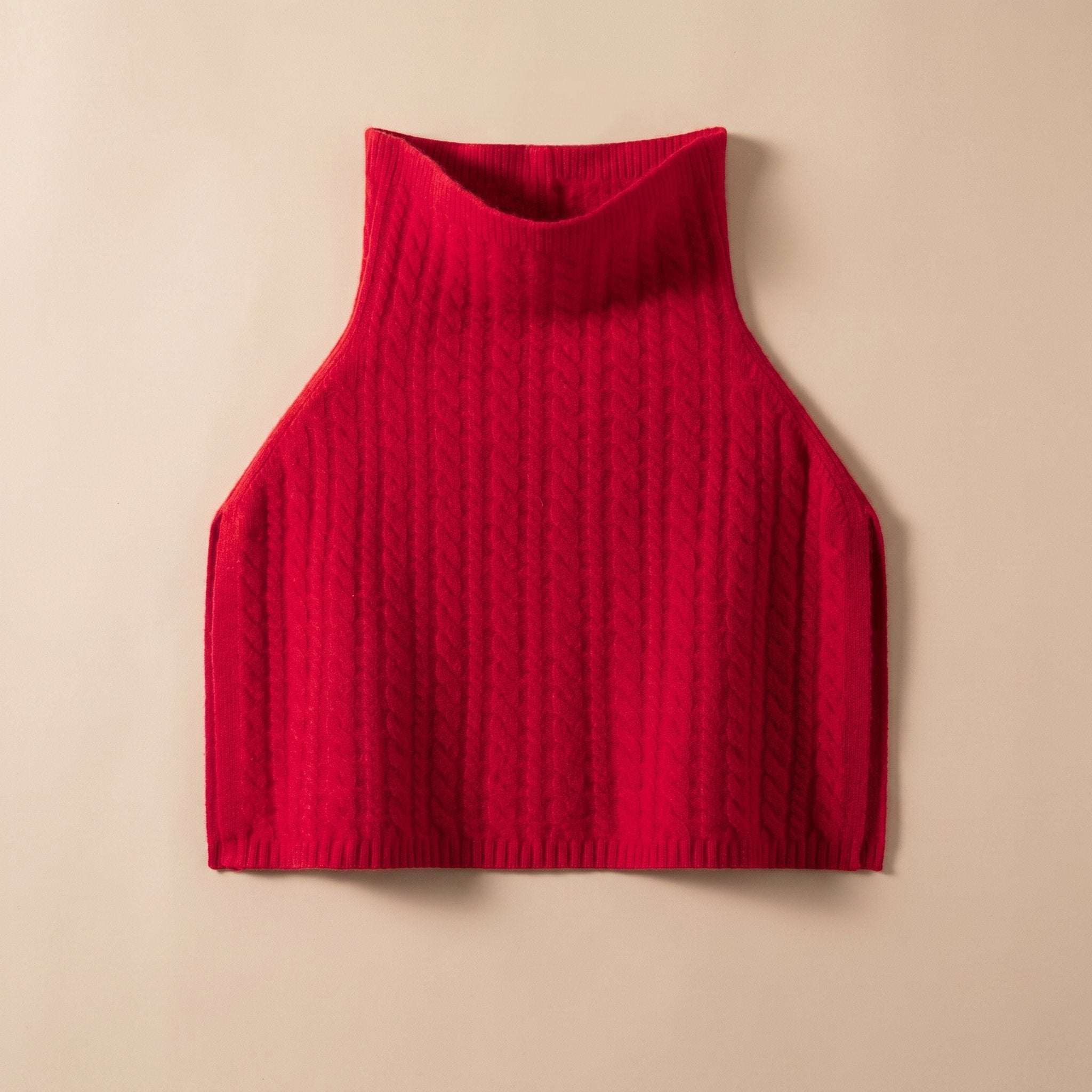 Poncho pull femme maille torsadée rouge vif, affiché à plat avec un col haut.