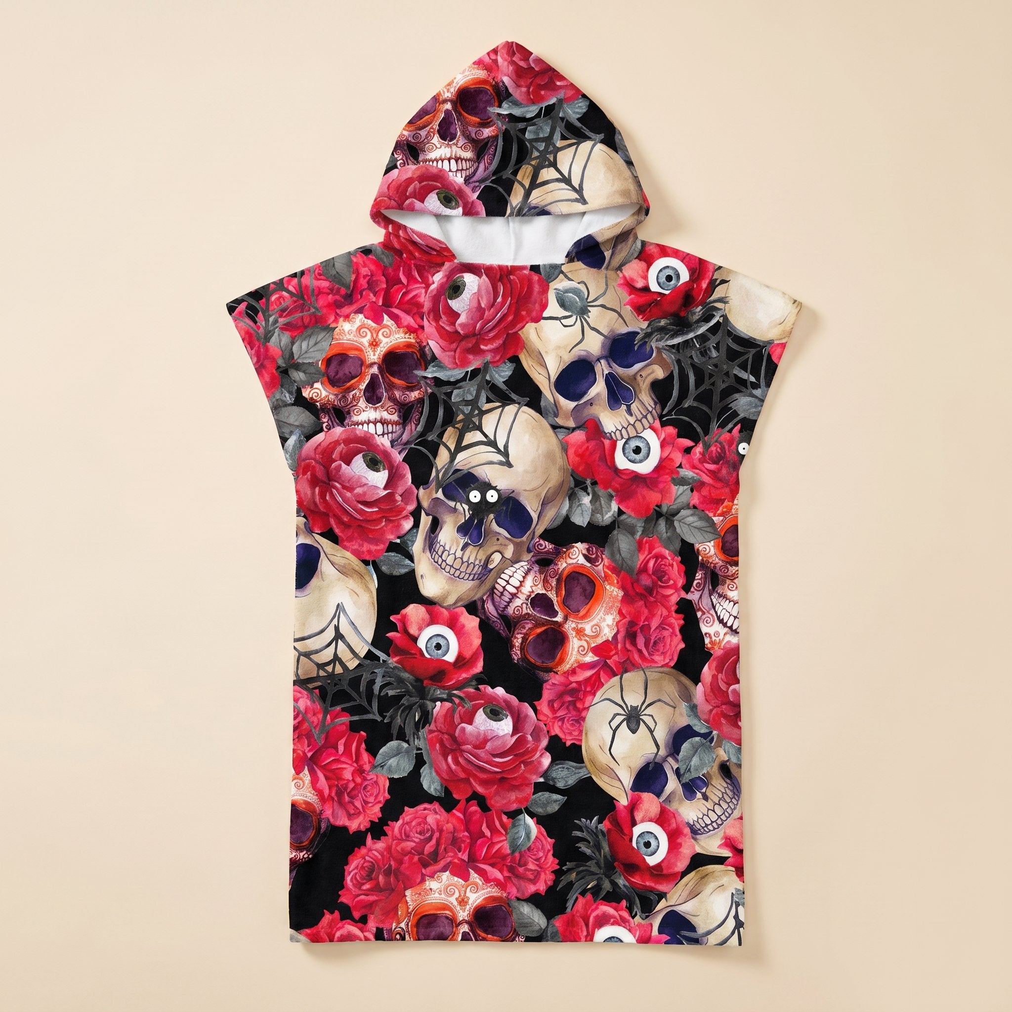 Poncho serviette à capuche adulte Crânes et roses : vue à plat sur fond crème