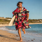 Poncho serviette à capuche adulte Crânes et roses porté à la plage