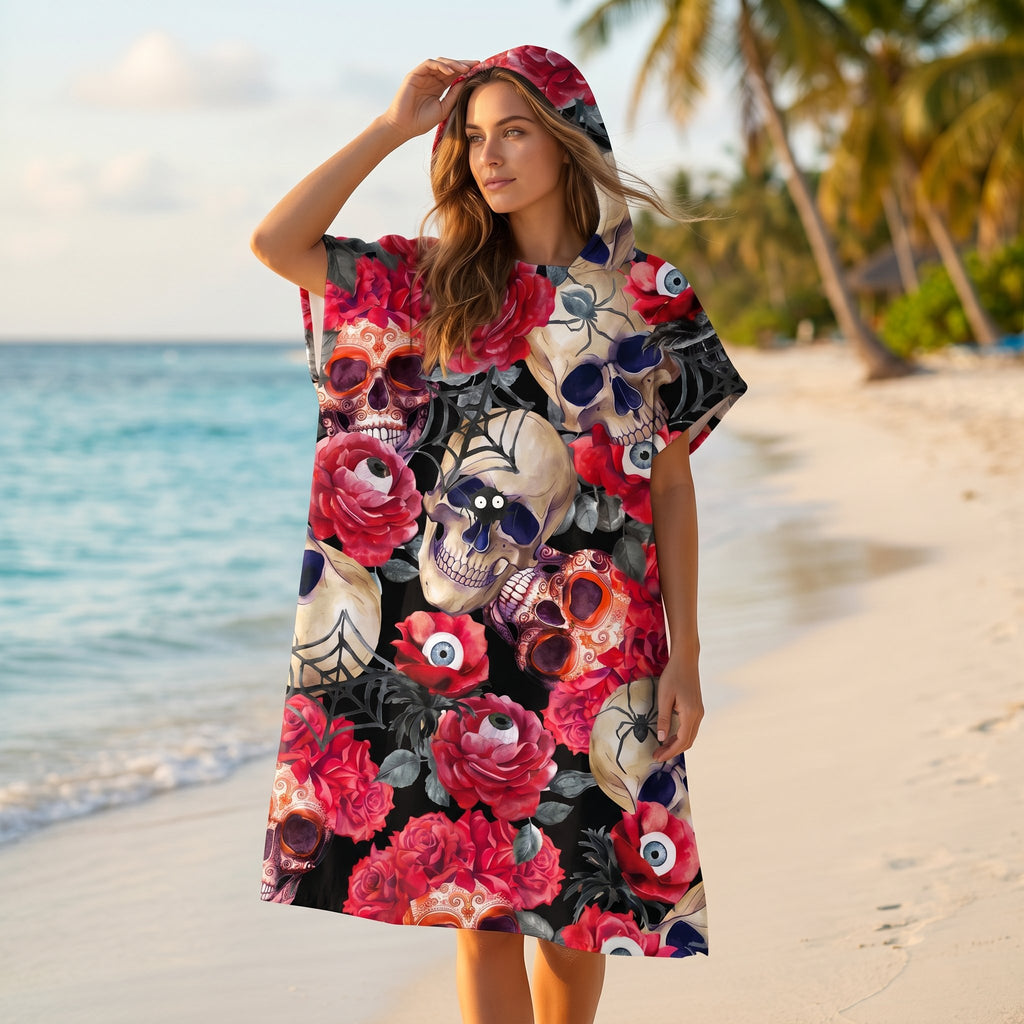 Poncho serviette à capuche adulte Crânes et roses porté au bord de l'eau