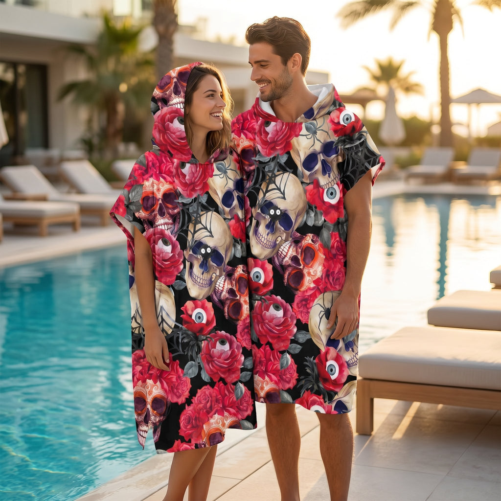Poncho serviette à capuche adulte Crânes et roses porté au bord de la piscine