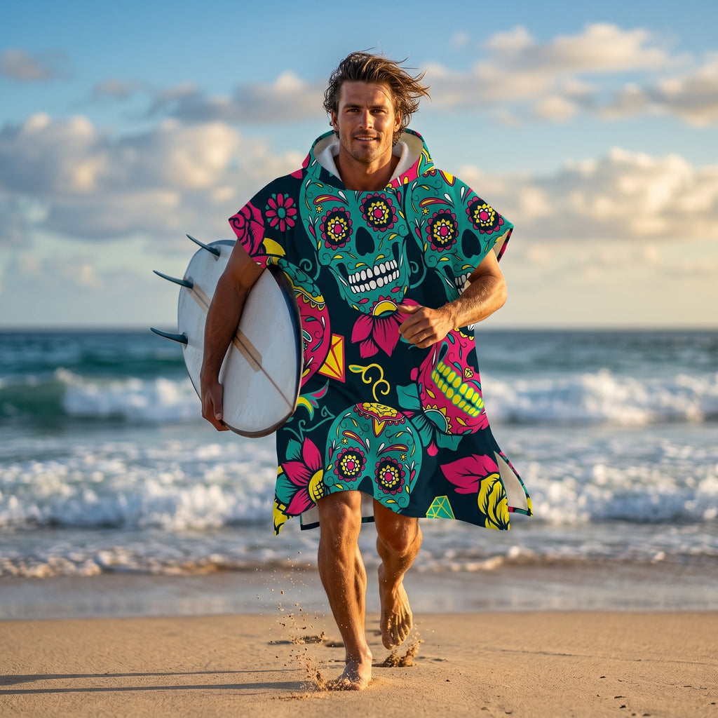 Poncho serviette à capuche adulte Crânes mexicains porté à la plage