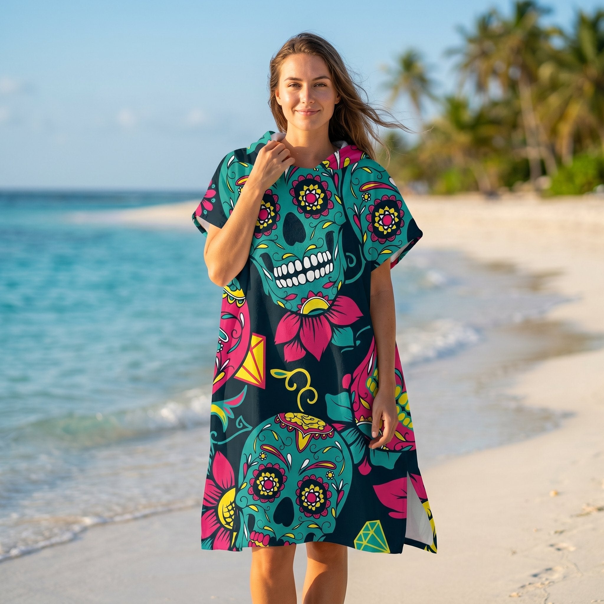 Poncho serviette à capuche adulte Crânes mexicains porté au bord de l'eau