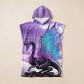 Poncho serviette à capuche adulte Dragon violet : vue à plat sur fond crème