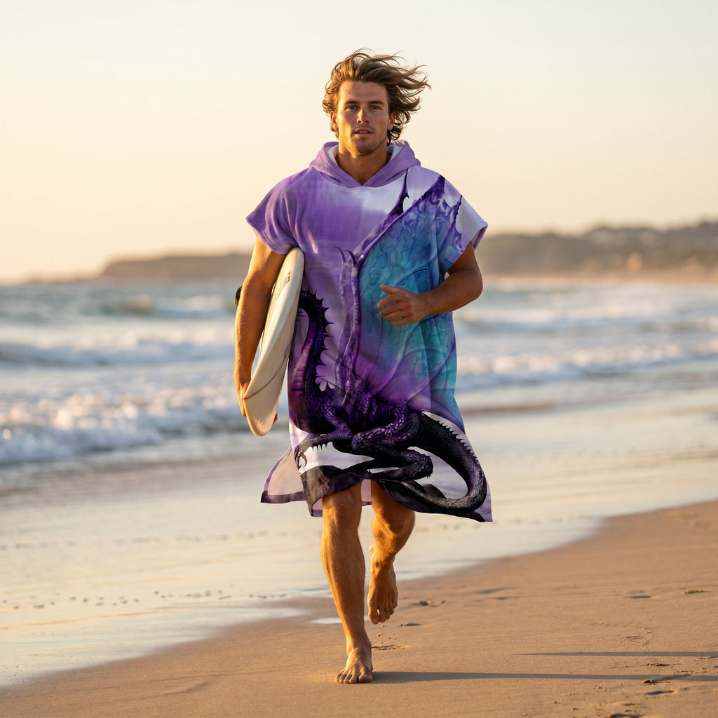 Poncho serviette à capuche adulte Dragon violet porté à la plage
