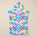Poncho serviette à capuche adulte Écailles pastel : vue à plat sur fond crème