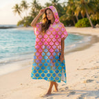Poncho serviette à capuche adulte Écailles rose et bleu porté au bord de l'eau