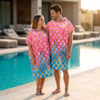 Poncho serviette à capuche adulte Écailles rose et bleu porté au bord de la piscine