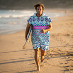 Poncho serviette à capuche adulte Ethnique turquoise porté à la plage