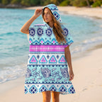 Poncho serviette à capuche adulte Ethnique turquoise porté au bord de l'eau