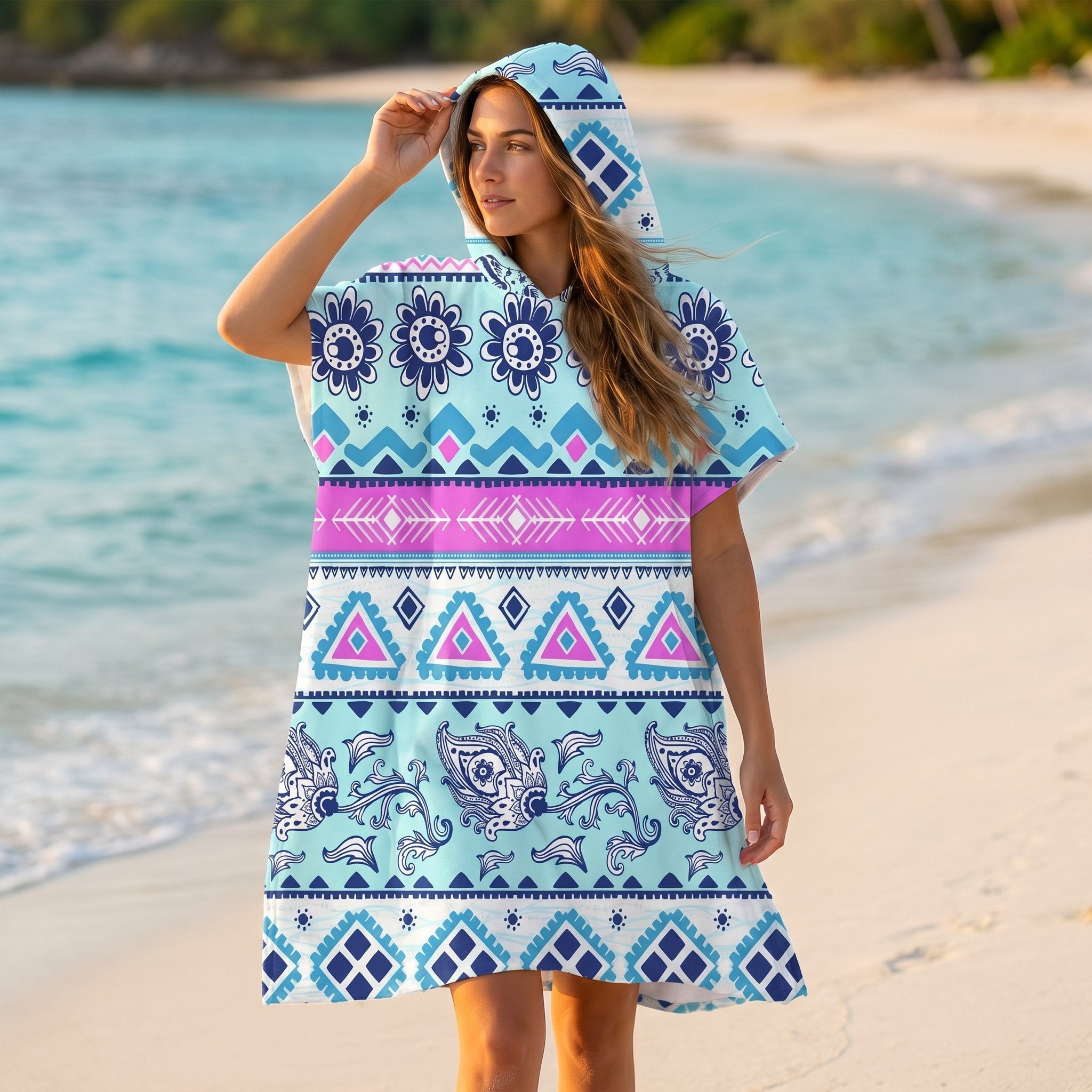 Poncho serviette à capuche adulte Ethnique turquoise porté au bord de l'eau