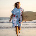 Poncho serviette à capuche adulte Lama Cupidon porté à la plage
