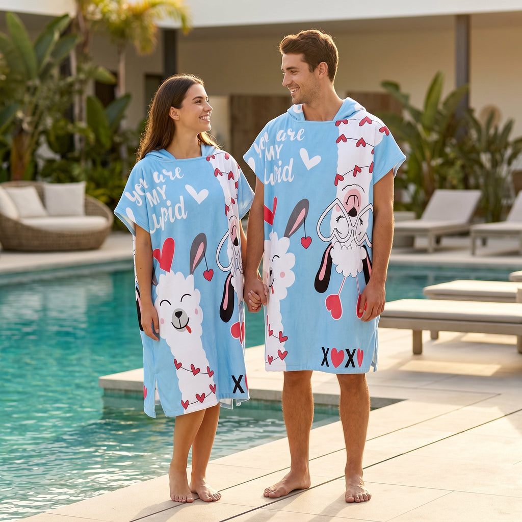 Poncho serviette à capuche adulte Lama Cupidon porté au bord de la piscine